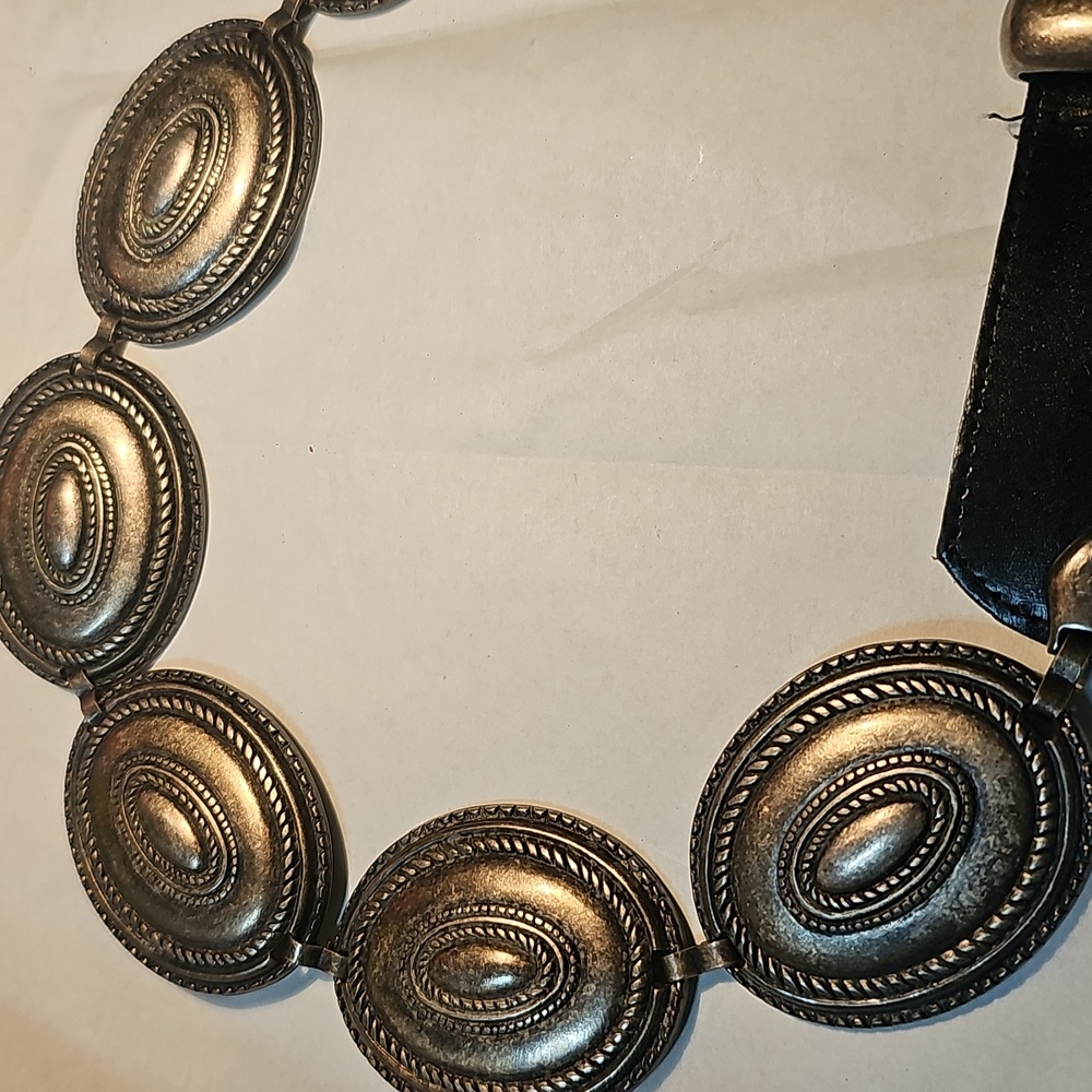 Elegant Black and Gold Women's Belt - Picture 2 of 10